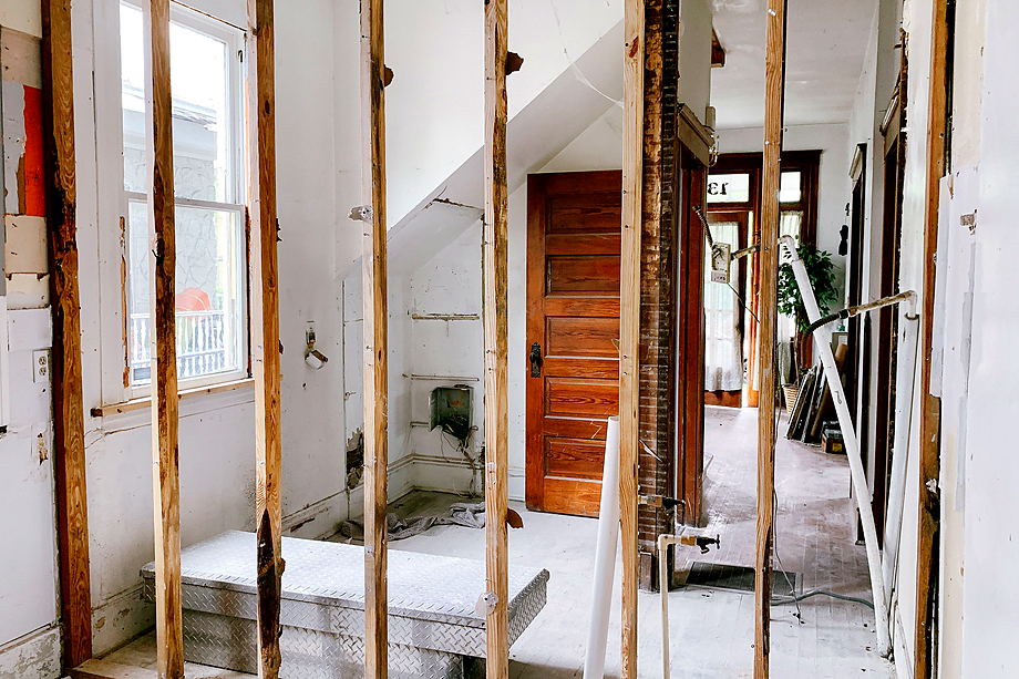 Verbouwing in uitvoering met houten stutten die de constructie dragen